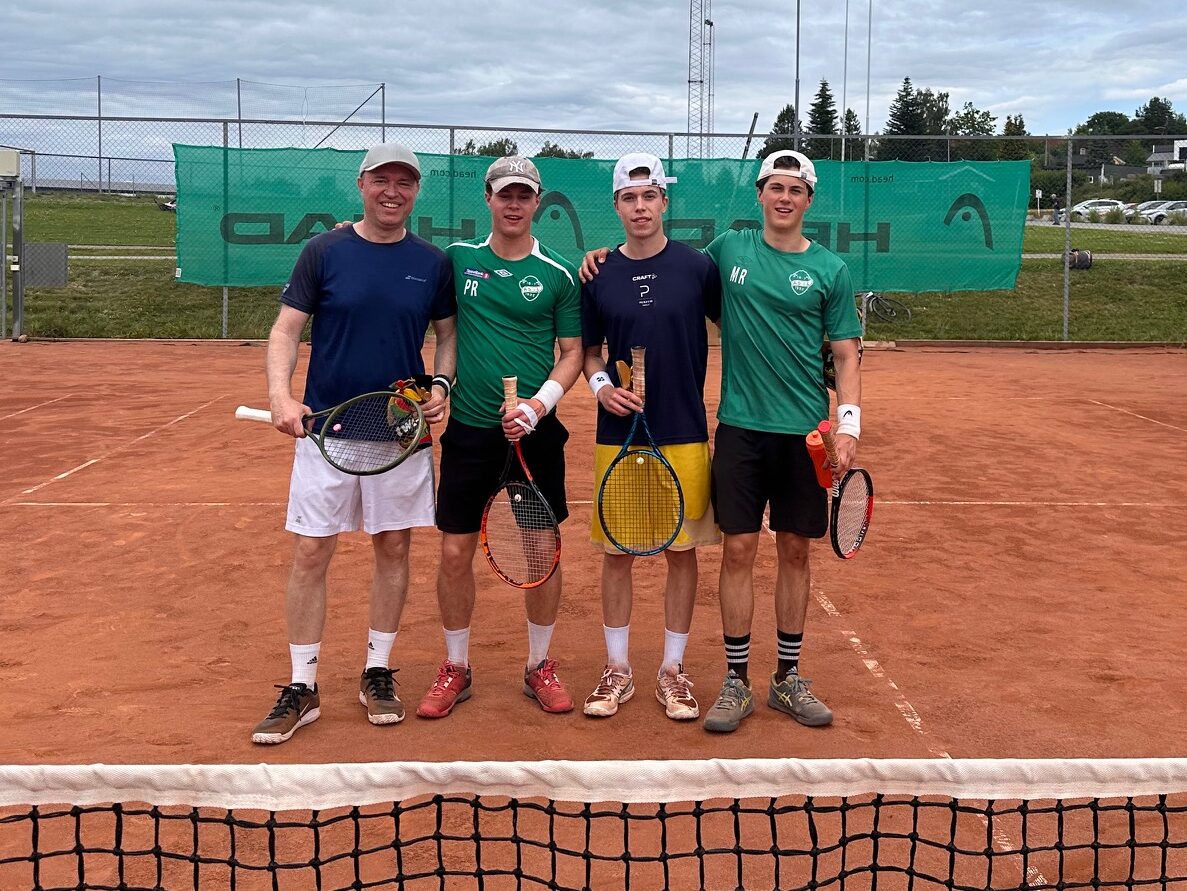 Vinnerne Thomas og Ulf Viken (i blått) og finalister Sander og Mathias Rånås (i grønt)
