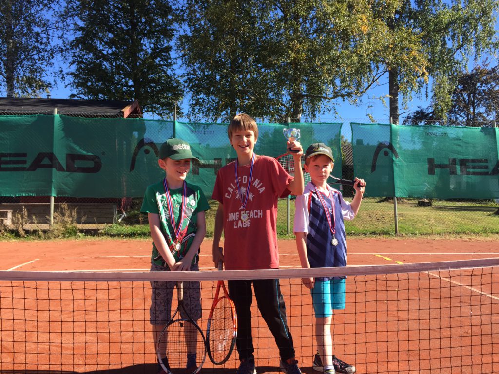 Klubbmester Sigurd Nagoda flankert av Bjørn Pollen (tv) og Elliot O'toole